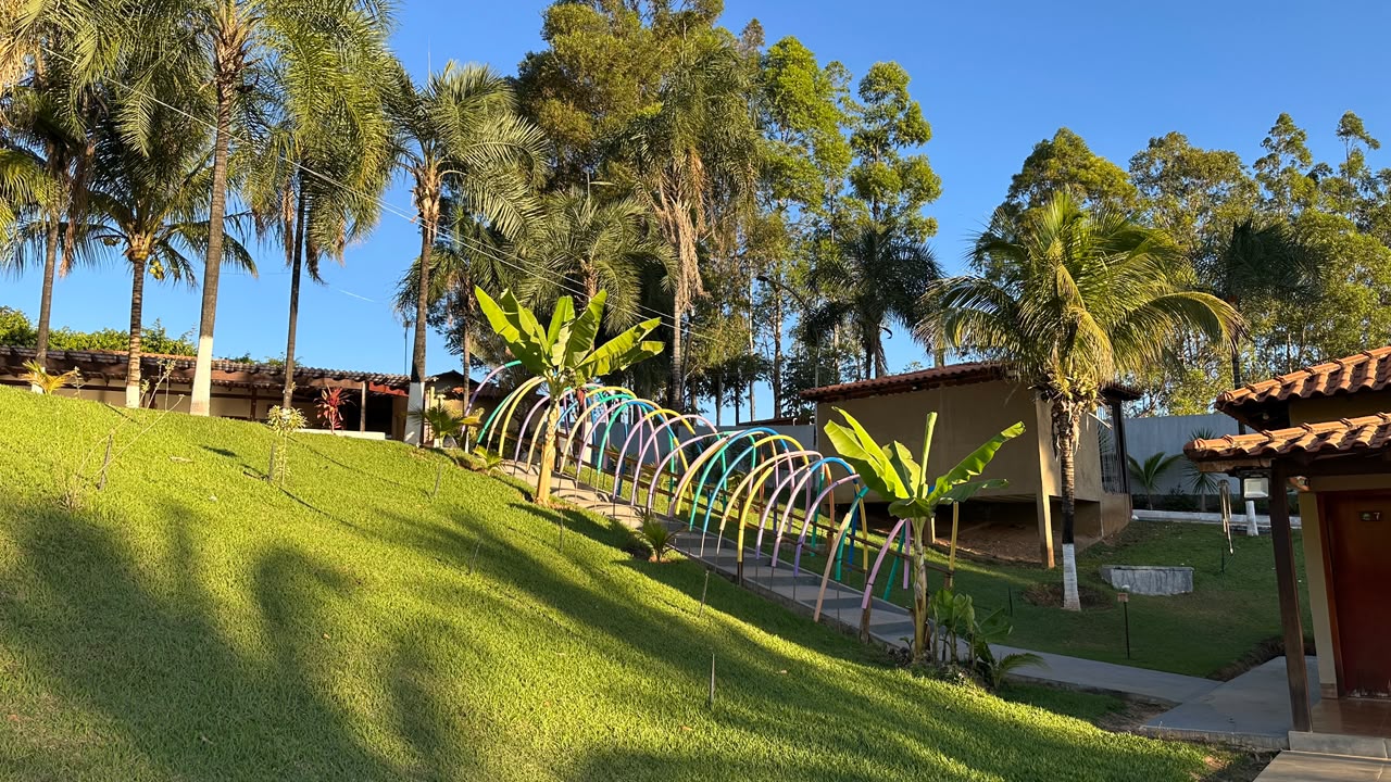 Jardins e caminho de acesso às acomodações